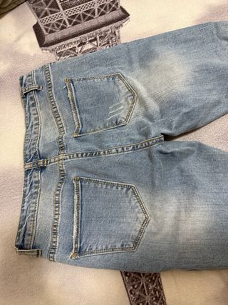 Jeans acampanados rotos con red