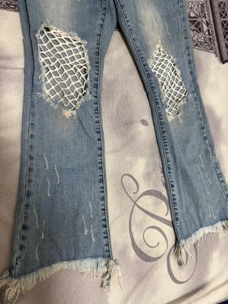 Jeans acampanados rotos con red