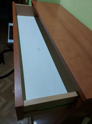 Zapatero de madera marrón