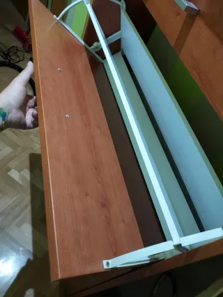 Zapatero de madera marrón