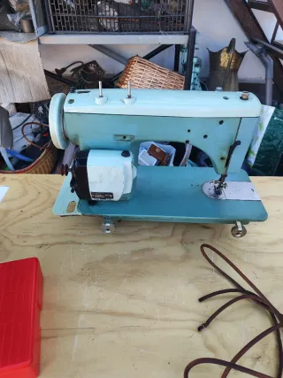 Máquina de Coser Alfa con Motor y Pedal