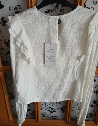 Camiseta blanca con volantes