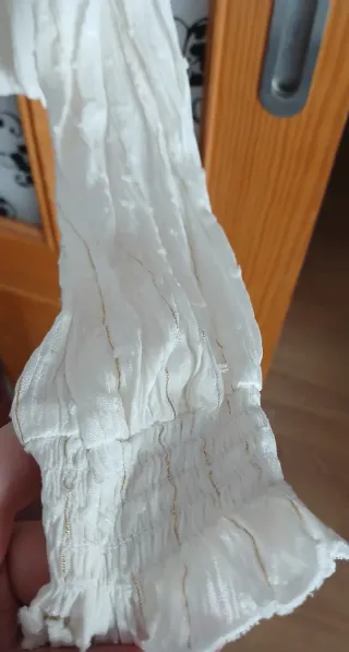 Camiseta blanca con volantes