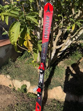 Esquís Atomic J4 Nuevos con fijaciones