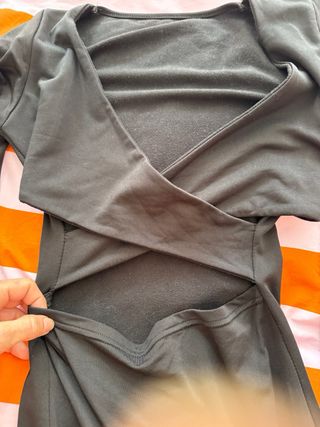 Vestido elástico negro con aberturas