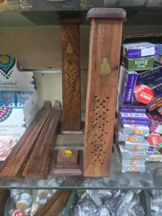 Porta incienso de madera con detalles dorados