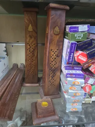 Porta incienso de madera con detalles dorados