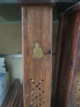 Porta incienso de madera con detalles dorados