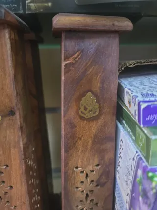 Porta incienso de madera con detalles dorados