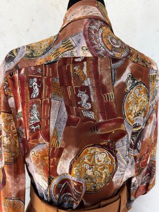 Falda marrón con cinturón. Y blusa estampada crep