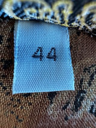 Falda marrón con cinturón. Y blusa estampada crep