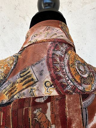 Falda marrón con cinturón. Y blusa estampada crep