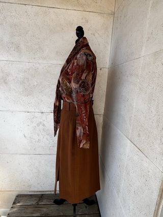 Falda marrón con cinturón. Y blusa estampada crep