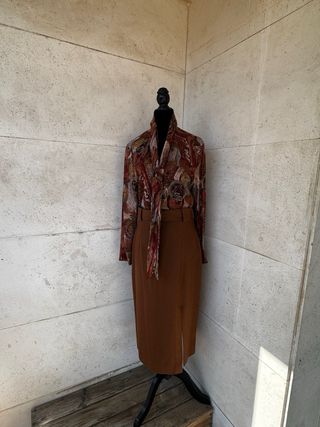Falda marrón con cinturón. Y blusa estampada crep