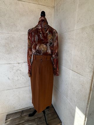 Falda marrón con cinturón. Y blusa estampada crep