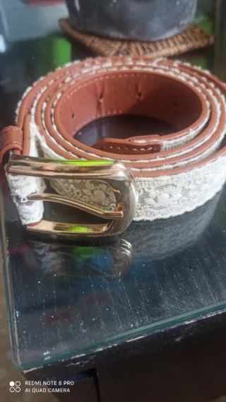 Cinturón beige y marrón con hebilla dorada