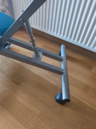 Silla ergonómica con ruedas de tela azul y metal