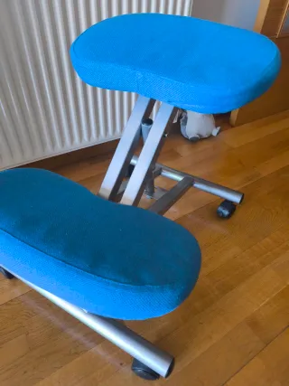 Silla ergonómica con ruedas de tela azul y metal