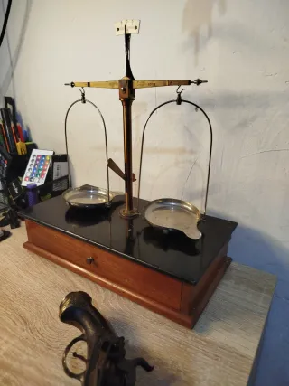 Antigua balanza de precisión