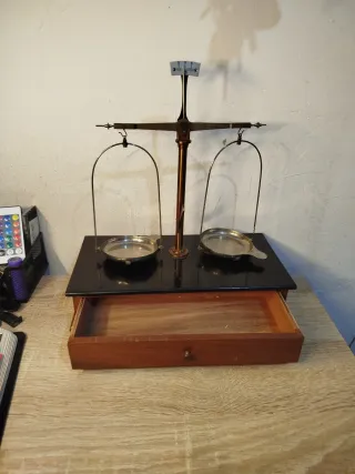 Antigua balanza de precisión