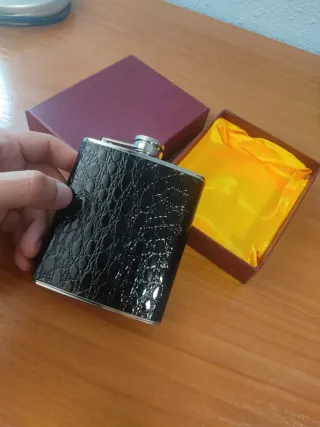 Petaca de cuero y metal