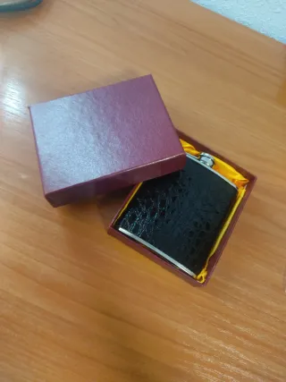 Petaca de cuero y metal