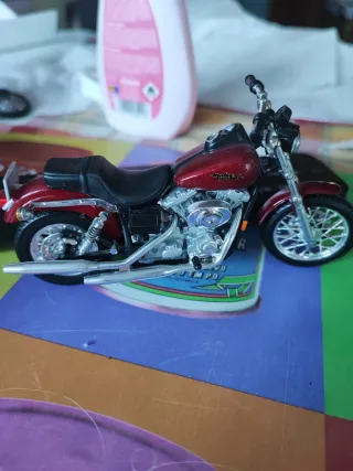 Modello Moto Harley Davidson Rosso