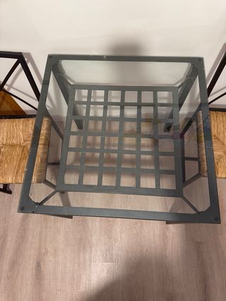 Mesa de cristal y metal con 2 sillas