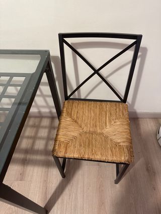 Mesa de cristal y metal con 2 sillas