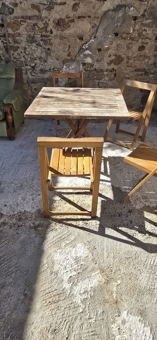 Mesa y sillas de madera para terraza