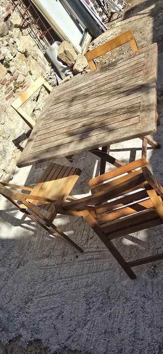 Mesa y sillas de madera para terraza