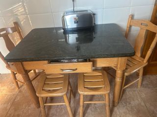 Mesa de cocina con tapa de mármol