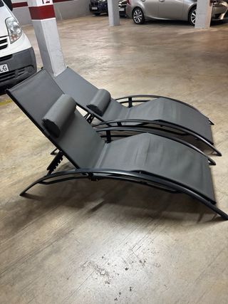 Due sdraio in alluminio grigio