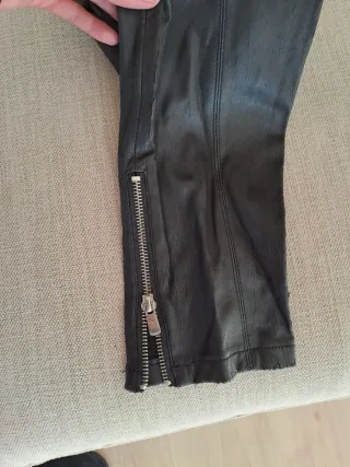 Pantalón de cuero negro