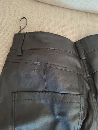 Pantalón de cuero negro