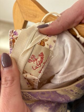 Traje de flamenca beige y morado