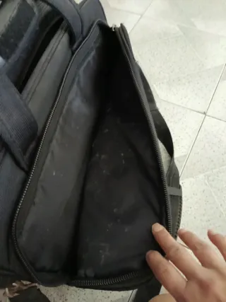 Maletín portátil negro.