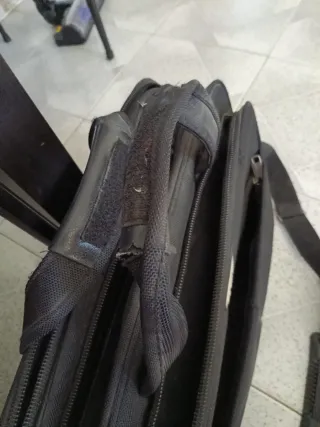 Maletín portátil negro.