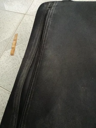 Maletín portátil negro.