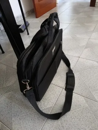 Maletín portátil negro.