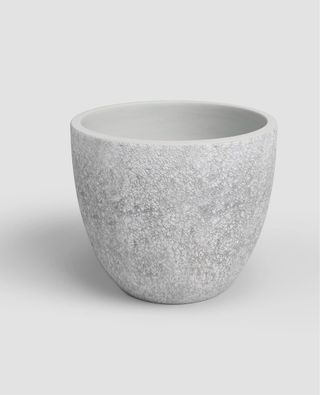 Macetero de piedra gris y blanco