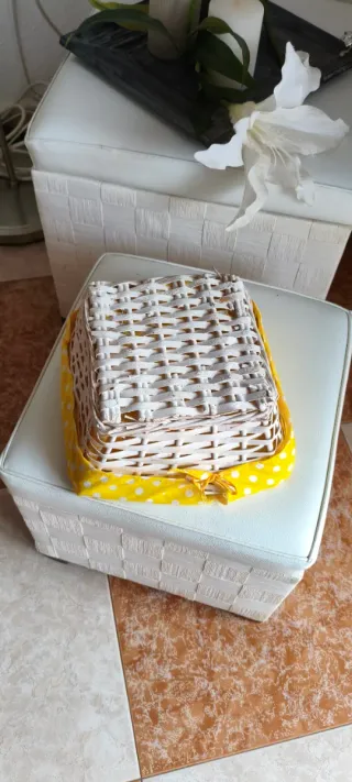 Cesta de tela amarilla con lunares blancos