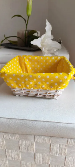 Cesta de tela amarilla con lunares blancos