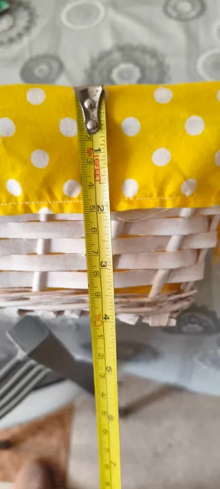 Cesta de tela amarilla con lunares blancos