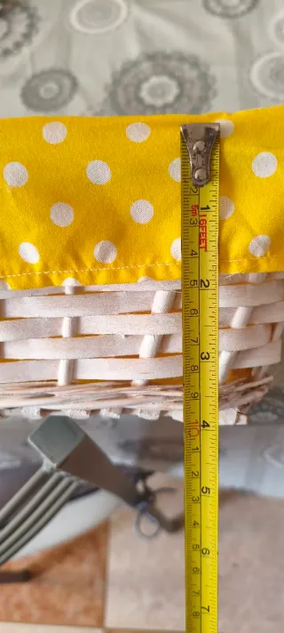 Cesta de tela amarilla con lunares blancos