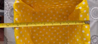 Cesta de tela amarilla con lunares blancos