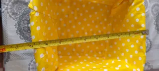 Cesta de tela amarilla con lunares blancos