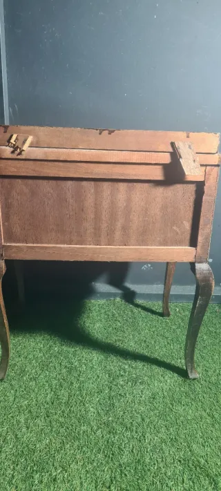 Mesita de noche de madera