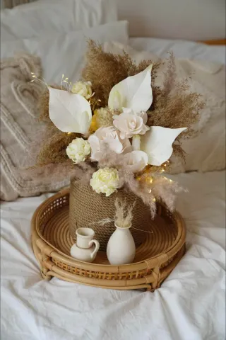 Jarrón Cabeza Romana Flores Rojas