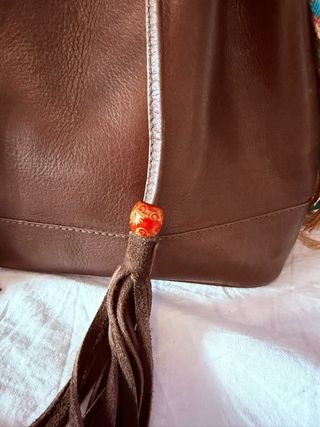 Bolso de Piel Marrón Oscuro con Tira Tejida
